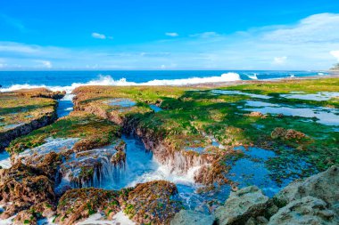 Sawarna Sahili Güzel gökyüzü ve büyük kayalar sahili süslüyor.