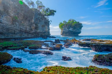 Sawarna Sahili Güzel gökyüzü ve büyük kayalar sahili süslüyor.