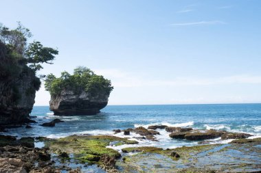 Sawarna Sahili Güzel gökyüzü ve büyük kayalar sahili süslüyor.