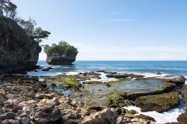 Sawarna Sahili Güzel gökyüzü ve büyük kayalar sahili süslüyor.