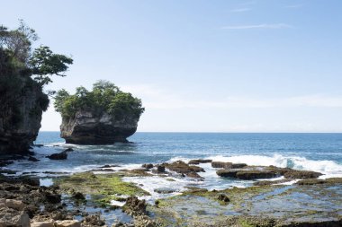 Sawarna Sahili Güzel gökyüzü ve büyük kayalar sahili süslüyor.