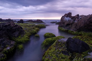 Sawarna Sahili Güzel gökyüzü ve büyük kayalar sahili süslüyor.