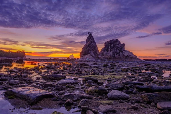 Sawarna Sahili Güzel gökyüzü ve büyük kayalar sahili süslüyor.