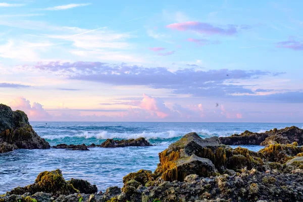 美丽的天空和巨大的岩石点缀着海岸 — 图库照片