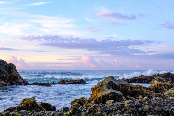 Sawarna Sahili Güzel gökyüzü ve büyük kayalar sahili süslüyor.