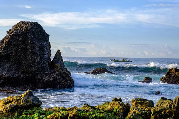 Sabahın erken saatlerinde sakin sawarna sahili ve yosunlu ama güzel kayalar.