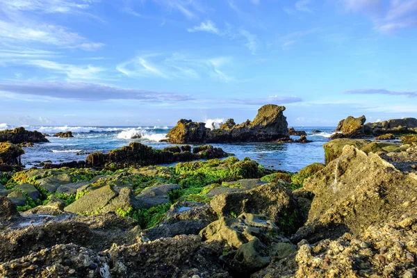 Sawarna Sahili Güzel gökyüzü ve büyük kayalar sahili süslüyor.