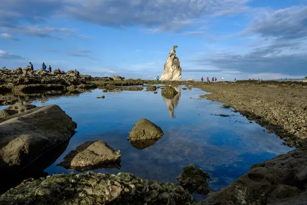 Sawarna Sahili Güzel gökyüzü ve büyük kayalar sahili süslüyor.