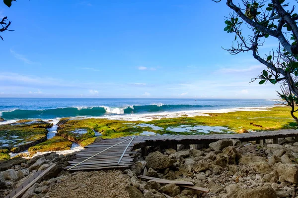 Sawarna Sahili Güzel gökyüzü ve büyük kayalar sahili süslüyor.