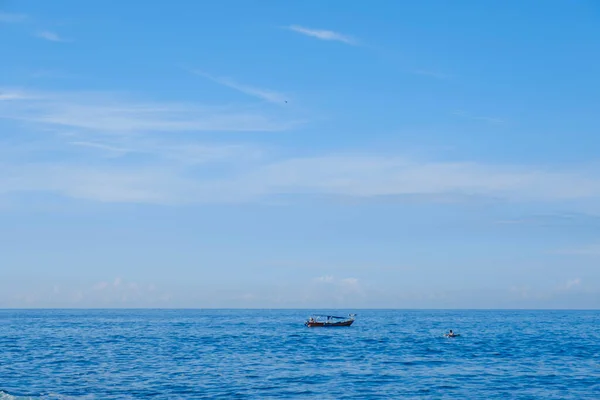 Sawarna Sahili Güzel gökyüzü ve büyük kayalar sahili süslüyor.