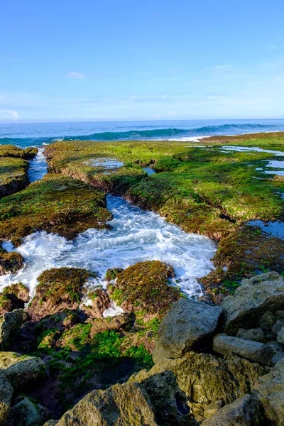 Sawarna Sahili Güzel gökyüzü ve büyük kayalar sahili süslüyor.