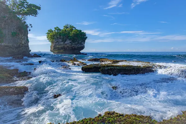 Sawarna Sahili Güzel gökyüzü ve büyük kayalar sahili süslüyor.