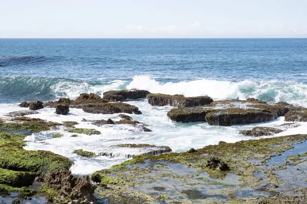Sawarna Sahili Güzel gökyüzü ve büyük kayalar sahili süslüyor.