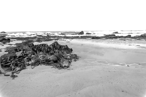 Playa Sawarna Hermosos Cielos Grandes Rocas Adornan Orilla — Foto de Stock