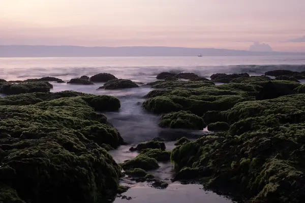 Παραλία Sawarna Όμορφος Ουρανός Και Μεγάλοι Βράχοι Κοσμούν Την Ακτή — Φωτογραφία Αρχείου
