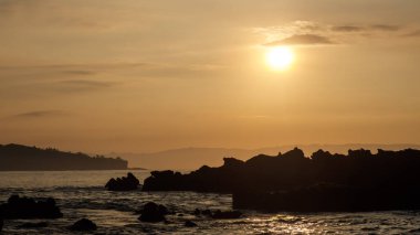 Sawarna plajı, batı Java, Endonezya, mercan resifleriyle benekli güzel plaj. 