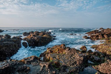 Sawarna plajı, batı Java, Endonezya, mercan resifleriyle benekli güzel plaj. 