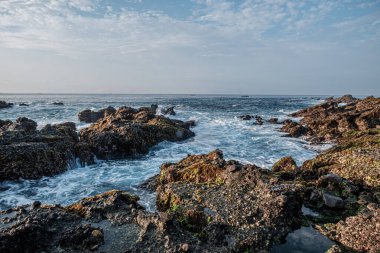 Sawarna plajı, batı Java, Endonezya, mercan resifleriyle benekli güzel plaj. 