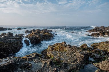 Sawarna plajı, batı Java, Endonezya, mercan resifleriyle benekli güzel plaj. 