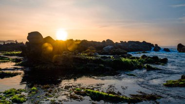 Sawarna plajı, batı Java, Endonezya, mercan resifleriyle benekli güzel plaj. 