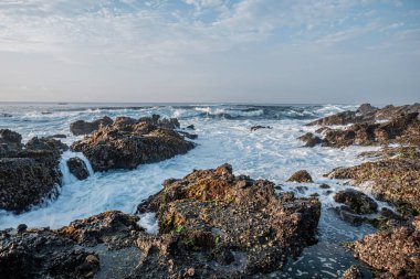 Sawarna plajı, batı Java, Endonezya, mercan resifleriyle benekli güzel plaj. 