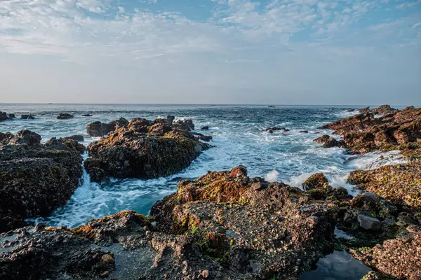 Sawarna plajı, batı Java, Endonezya, mercan resifleriyle benekli güzel plaj. 