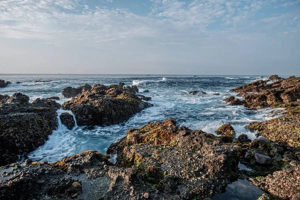Sawarna plajı, batı Java, Endonezya, mercan resifleriyle benekli güzel plaj. 