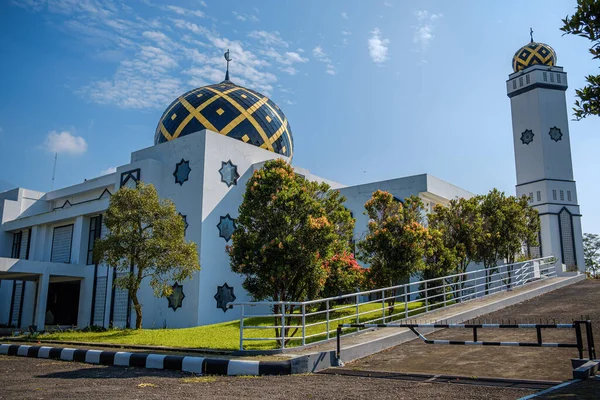 Soekarno kuningan caddesindeki Kuningan İslami feneri olarak da bilinir. 