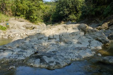 Kuningan Batı Java, sakin nehir ve yanında güzel ağaçlar. 