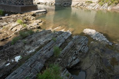 Kuningan Batı Java, sakin nehir ve yanında güzel ağaçlar. 