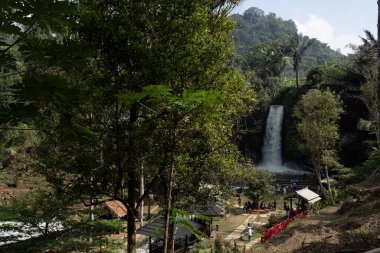 Kuningan Batı Java, çağlayan şelaleleri olan güzel manzara.