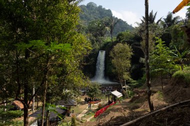 Kuningan Batı Java, çağlayan şelaleleri olan güzel manzara.