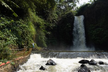 Kuningan Batı Java, çağlayan şelaleleri olan güzel manzara.
