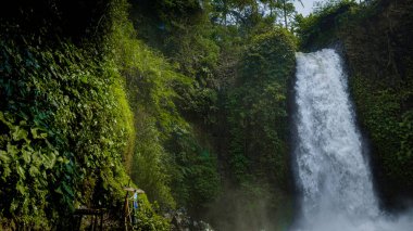Kuningan Batı Java, çağlayan şelaleleri olan güzel manzara.