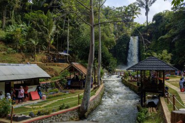Kuningan Batı Java, çağlayan şelaleleri olan güzel manzara.