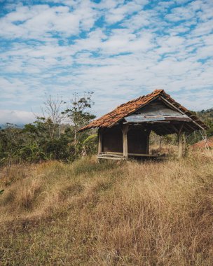 Kuningan Batı Java, gündüz sahnesi. Açık mavi bulutlu pirinç tarlalarının ortasında. 