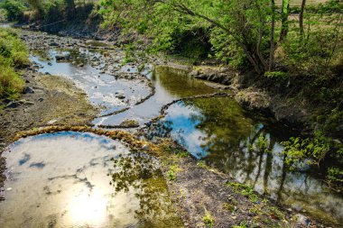 Kuningan Batı Java, gündüz sahnesi. Açık mavi bulutlu pirinç tarlalarının ortasında. 