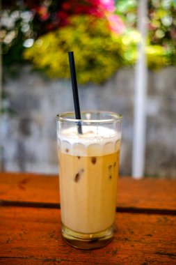 Fazladan buzlu bir bardak soğuk kapuçino.