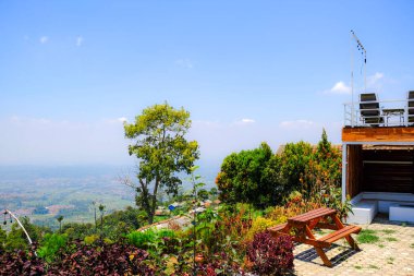 Tepedeki kafenin atmosferi mavi gökyüzü ve etrafındaki hava çok serin.