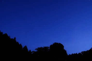 Çok güzel bir gökyüzü olan bir tepede gece manzarası