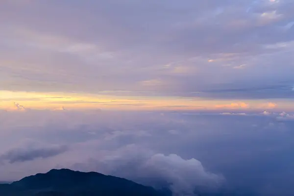 Gökyüzünün güzel bulutların darbeleriyle boyanmış bir sanat eserine dönüştüğü anlar.