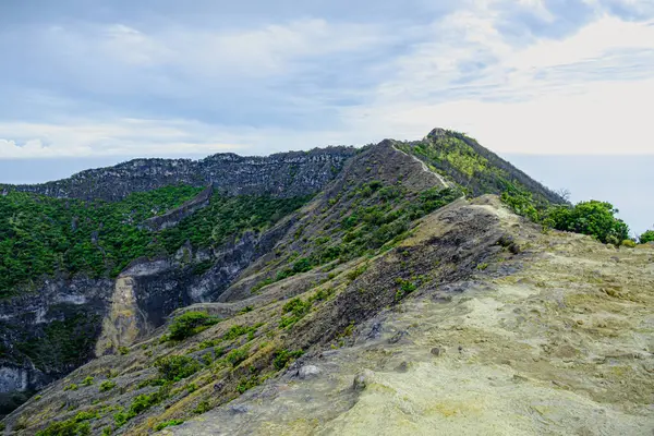 Bir dağ kraterinin büyüleyici yüksekliğinin üzerindeki güzellik 