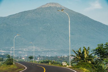 Sabah sakin bir yolun portresi. Arka planda güzel bir dağ var. 