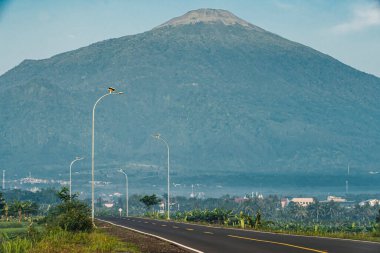 Sabah sakin bir yolun portresi. Arka planda güzel bir dağ var. 
