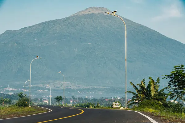 Sabah sakin bir yolun portresi. Arka planda güzel bir dağ var. 