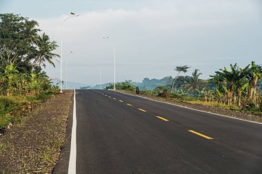 Güneşli küçük bir kasabada sabah bir otoyolun portresi 