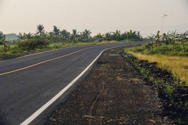 Güneşli küçük bir kasabada sabah bir otoyolun portresi 