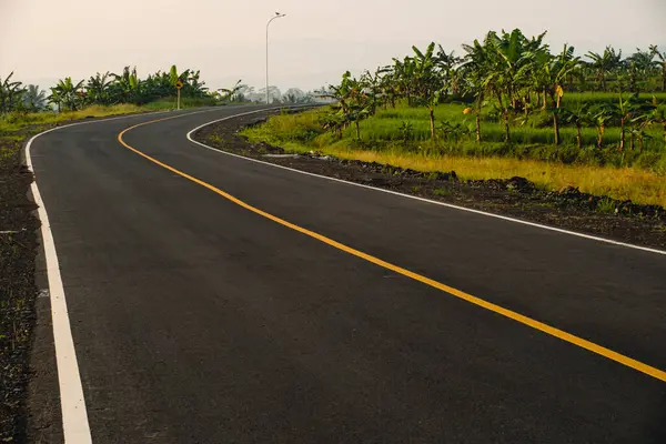 Güneşli küçük bir kasabada sabah bir otoyolun portresi 