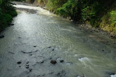 Bir köydeki nehir suyunun sakin akışı. 