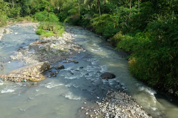 Bir köydeki nehir suyunun sakin akışı. 